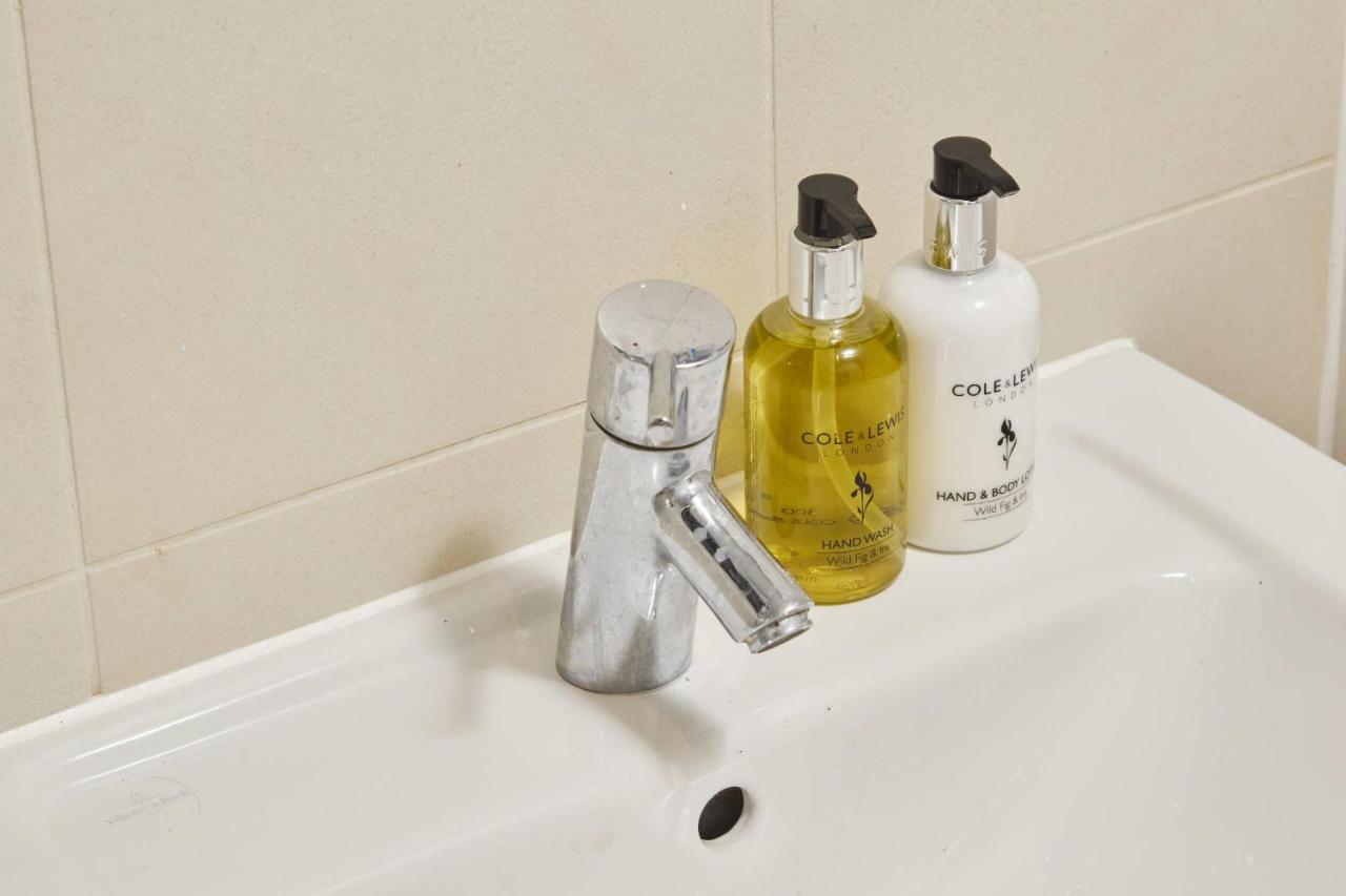 King Deluxe City Apt Large Space& Free Parking! No Balcony ليدز المظهر الخارجي الصورة