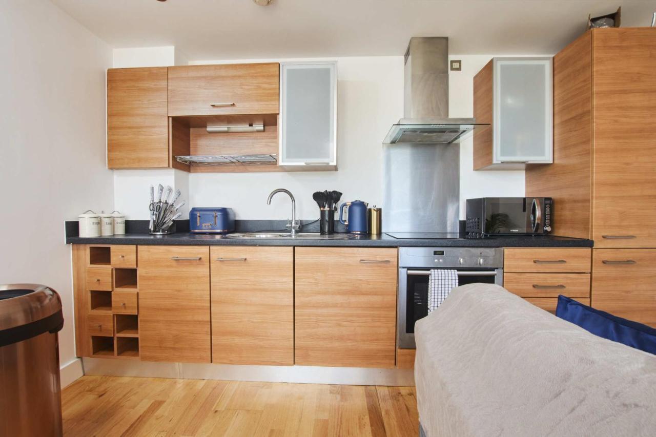 King Deluxe City Apt Large Space& Free Parking! No Balcony ليدز المظهر الخارجي الصورة