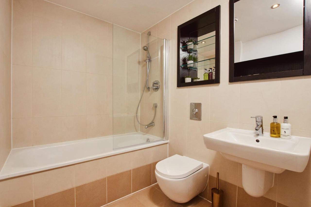 King Deluxe City Apt Large Space& Free Parking! No Balcony ليدز المظهر الخارجي الصورة