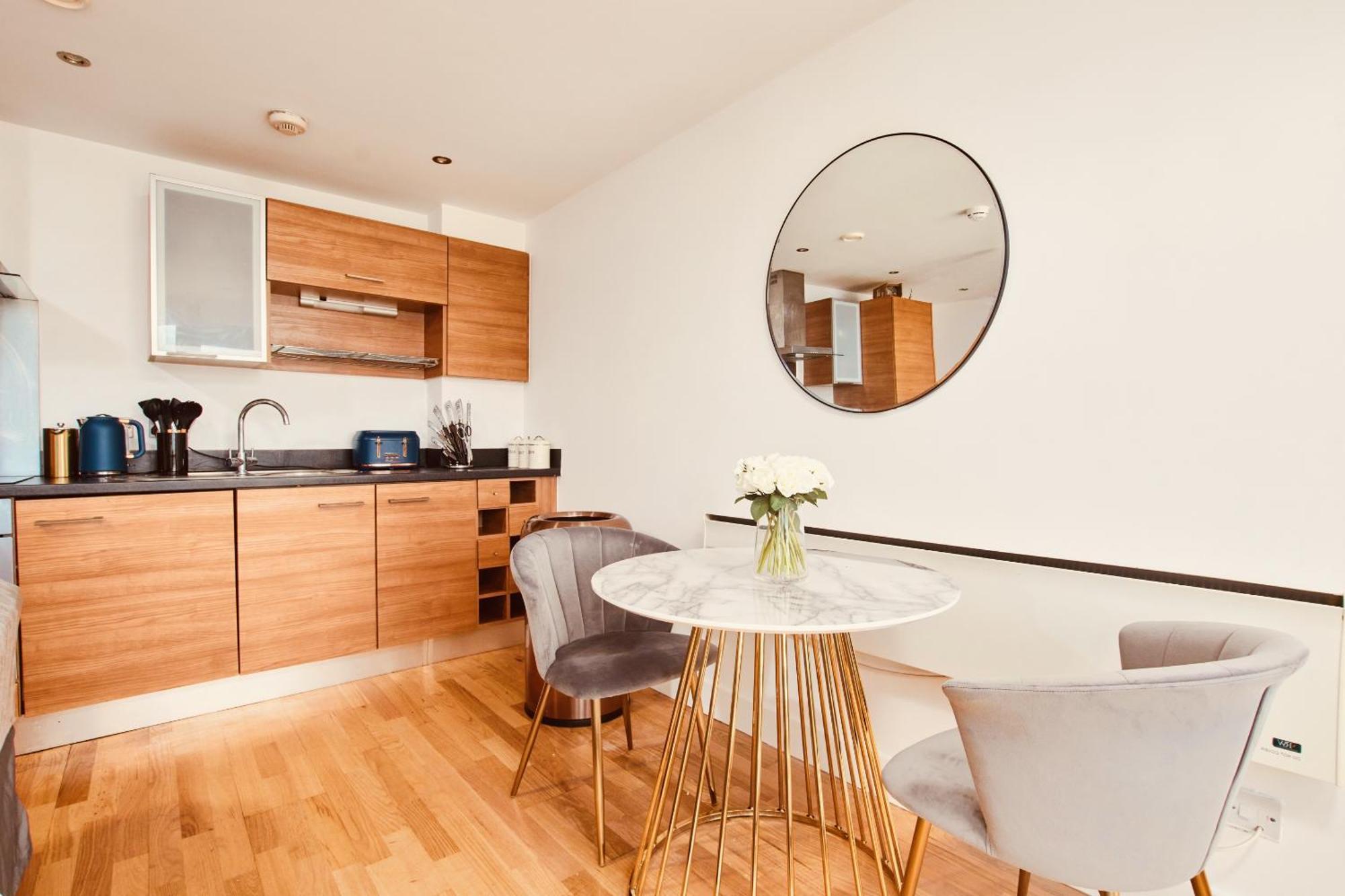 King Deluxe City Apt Large Space& Free Parking! No Balcony ليدز المظهر الخارجي الصورة