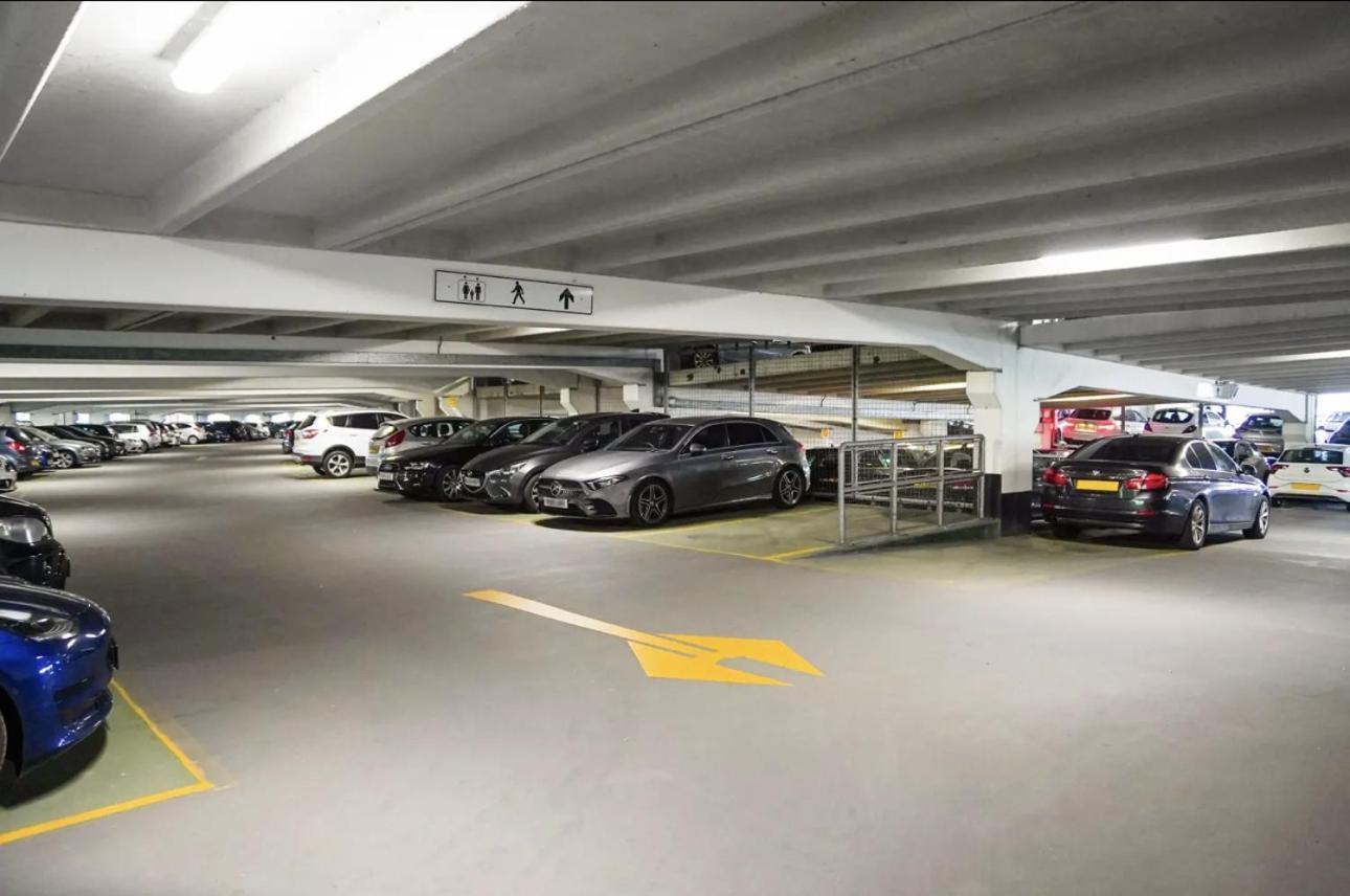 King Deluxe City Apt Large Space& Free Parking! No Balcony ليدز المظهر الخارجي الصورة